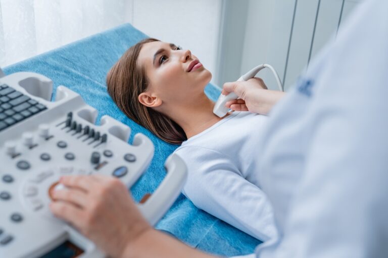 Gydytojas ultragarsu tiria pacientės skydliaukę