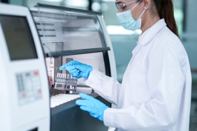Laboratorijos specialistė tiria kraujo serumo mėginius