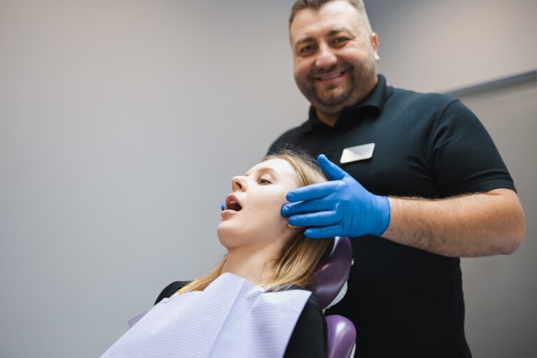 Odontologas tikrina pacientės žandikaulio sąnarį